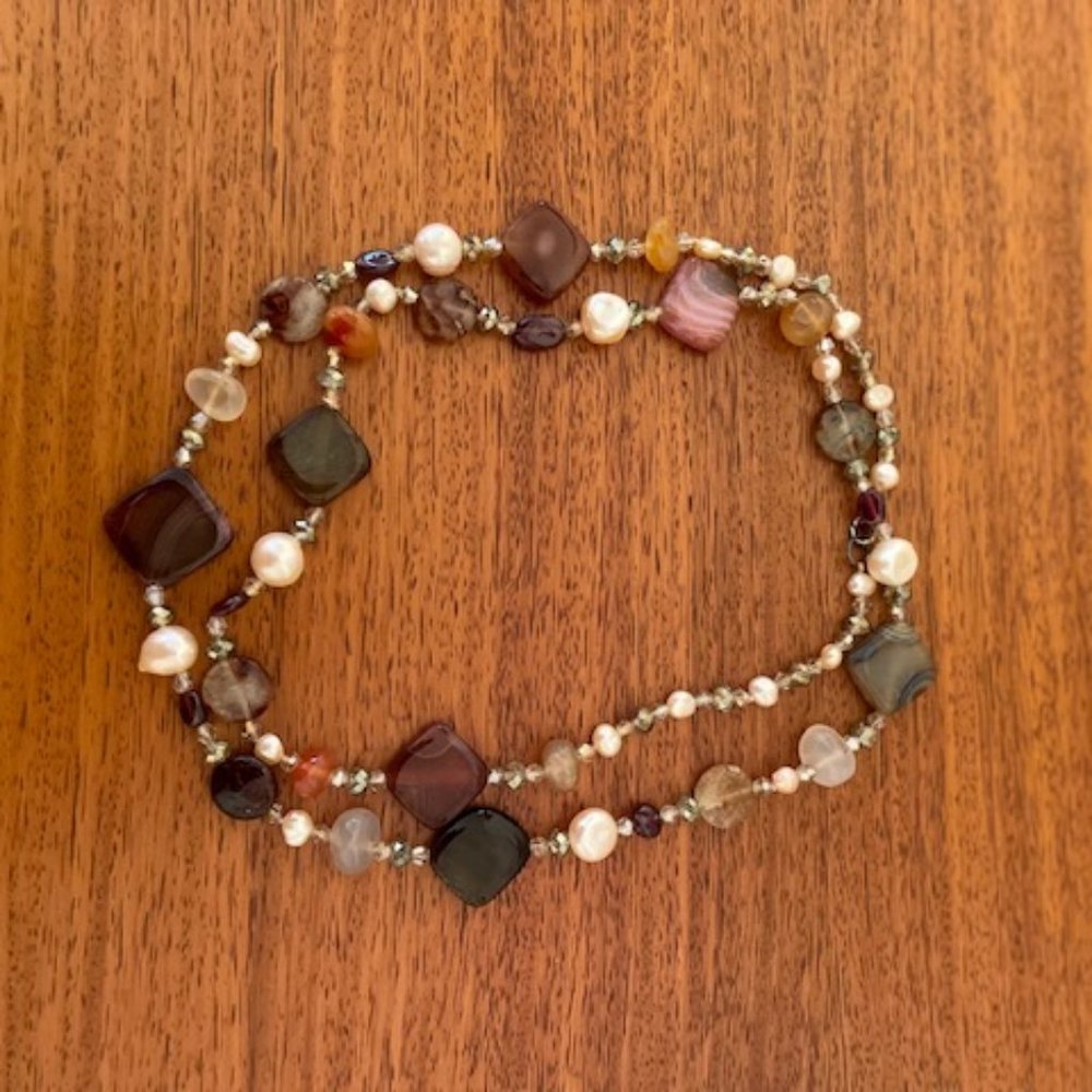 Long necklace with natural stones